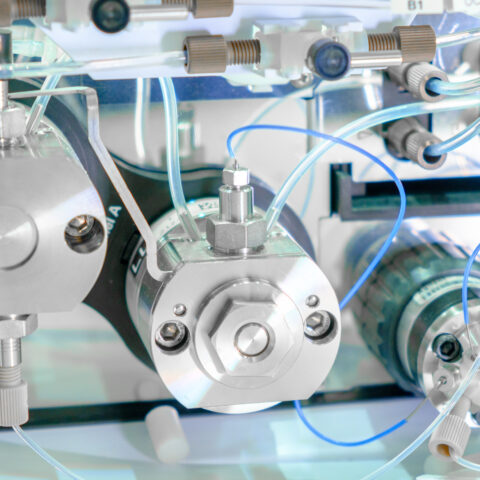 HPLC pump using holographic reflection gratings from Omega